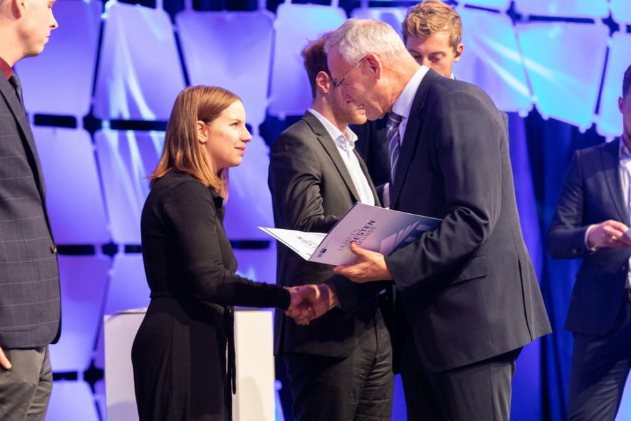 Fiona Witz erhielt die Auszeichnung als landesbeste Absolventin in ihrem Ausbildungsberuf (Pharmakantin) von IHK-Präsident Wolfgang Grenke.