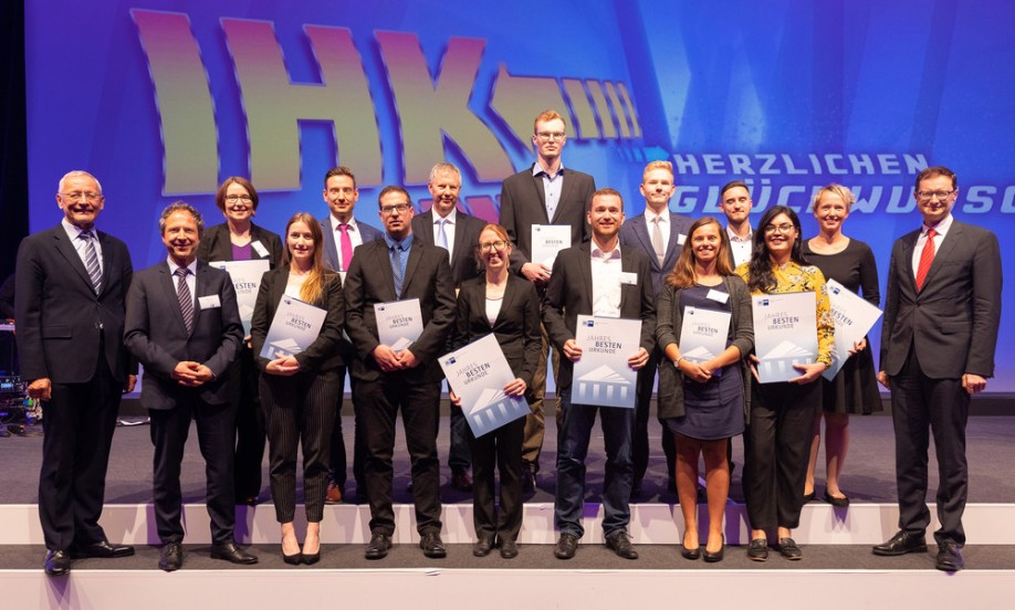 Paul Unser (4. v. r.) und Patricia Heiseke, HR Managerin bei Heel (2. v. r.), bei der IHK-Jahrgangsbestenehrung. Paul Unser (4. v. r.) und Patricia Heiseke, HR Managerin bei Heel (2. v. r.), bei der IHK-Jahrgangsbestenehrung.