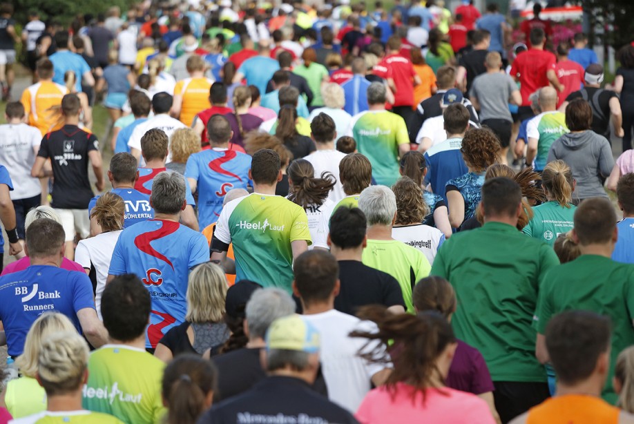 1.500 Menschen versammelten sich am Freitagabend um 18 Uhr hinter der Ziellinie, und von einer leicht erhöhten Position heraus bot sich ein beeindruckendes Bild: ein riesengroßes Sportlermeer.